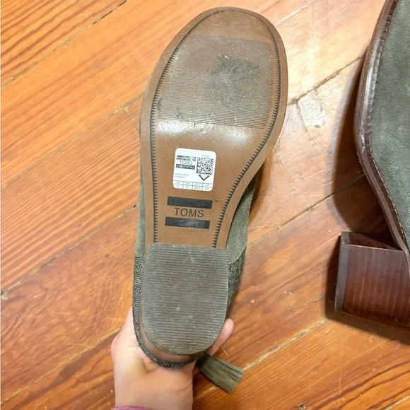 Stylish Gray Ankle Boots - Picture 3 of 6